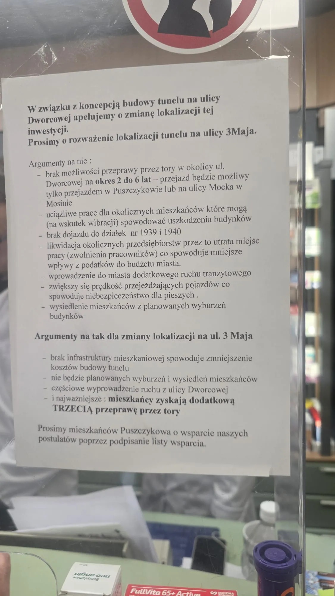 Ogłoszenie wywieszone w witrynie apteki przy ul. Dworcowej